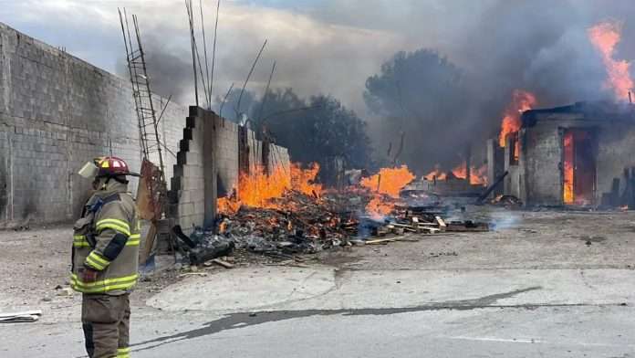 Incendio consume maderería