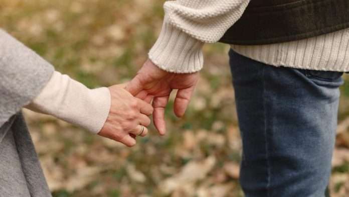 Joven descubre relación entre su madre y su mejor amigo