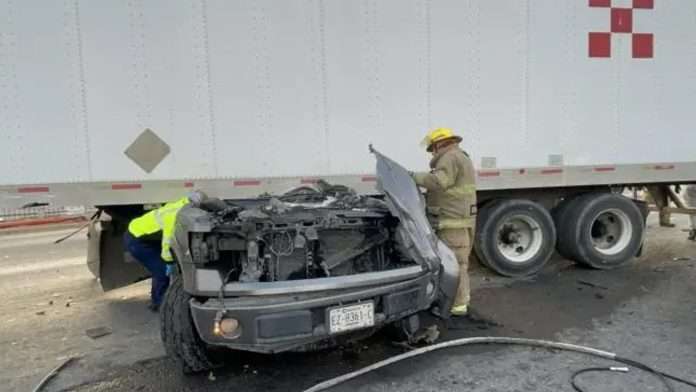 Joven queda atrapado bajo tráiler