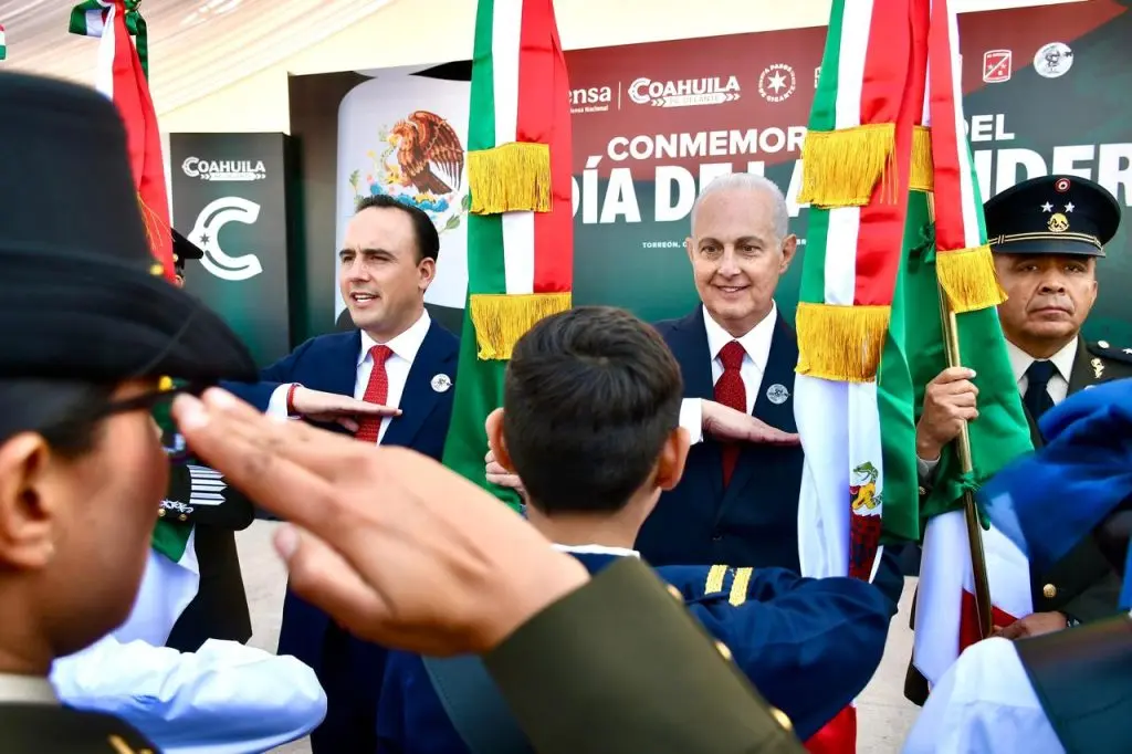 Manolo Jiménez y Román Cepeda presiden la ceremonia conmemorativa del Día de la Bandera