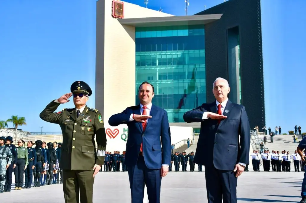 Manolo Jiménez y Román Cepeda presiden la ceremonia conmemorativa del Día de la Bandera