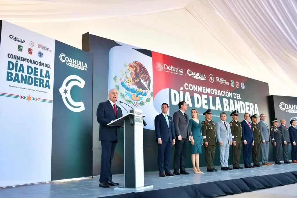 Manolo Jiménez y Román Cepeda presiden la ceremonia conmemorativa del Día de la Bandera