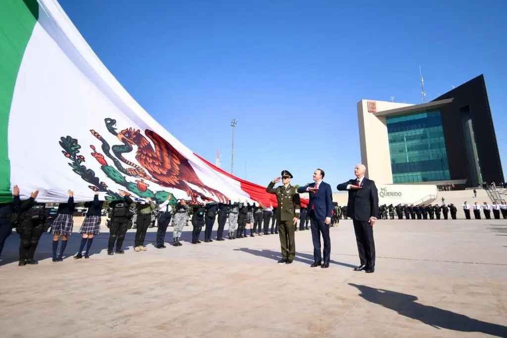 Manolo Jiménez y Román Cepeda presiden la ceremonia conmemorativa del Día de la Bandera
