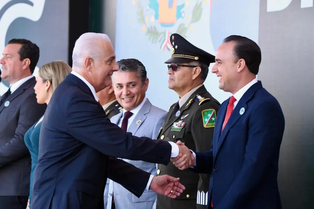 Manolo Jiménez y Román Cepeda presiden la ceremonia conmemorativa del Día de la Bandera