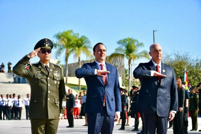 Manolo Jiménez y Román Cepeda presiden la ceremonia conmemorativa del Día de la Bandera