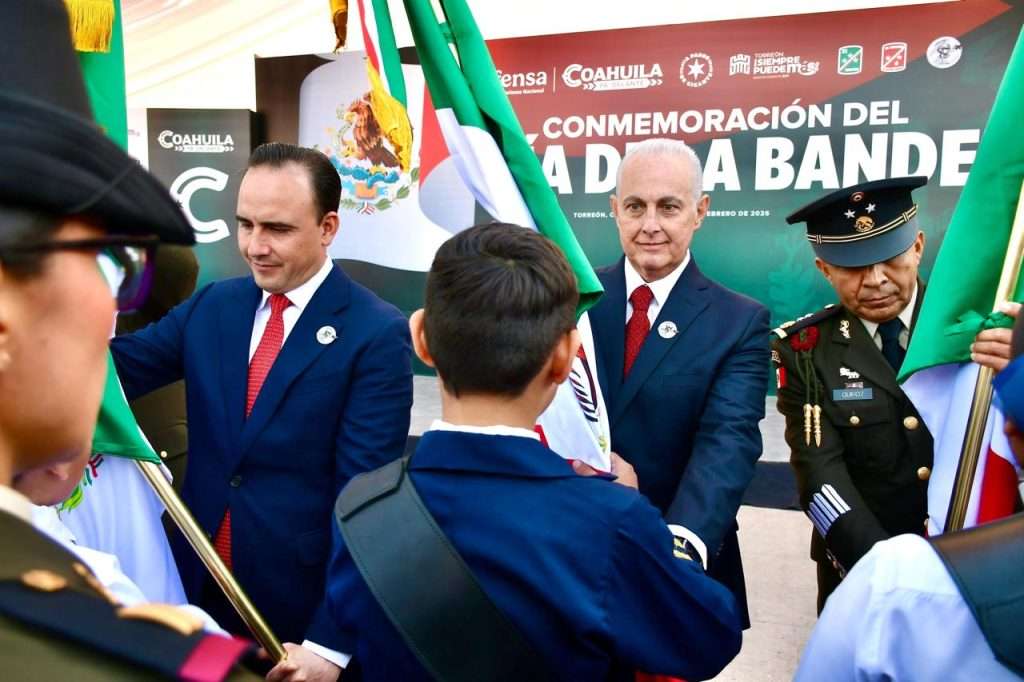 Manolo Jiménez y Román Cepeda presiden la ceremonia conmemorativa del Día de la Bandera