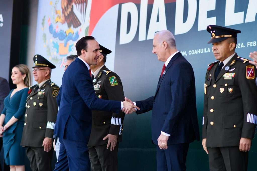 Manolo Jiménez y Román Cepeda presiden la ceremonia conmemorativa del Día de la Bandera