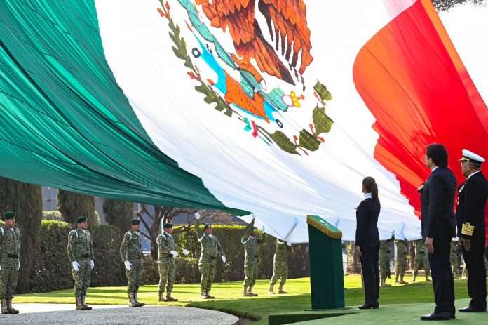 “México es dignidad, valentía y grandeza”: Claudia Sheinbaum en ceremonia por el Día de la Bandera