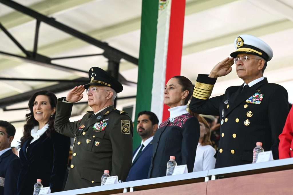 “México es dignidad, valentía y grandeza”: Claudia Sheinbaum en ceremonia por el Día de la Bandera
