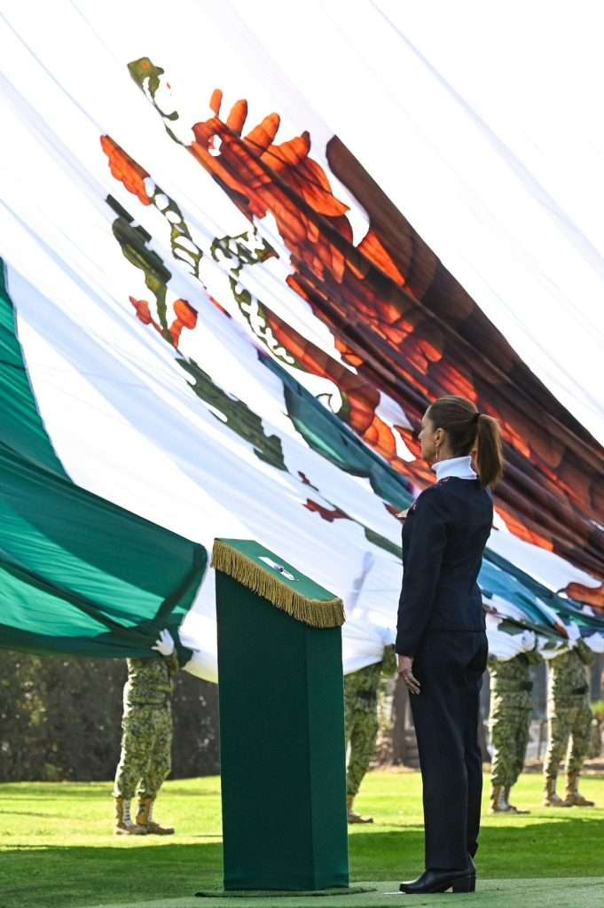 “México es dignidad, valentía y grandeza”: Claudia Sheinbaum en ceremonia por el Día de la Bandera