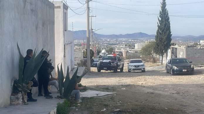 Muere hombre al interior de un vehículo