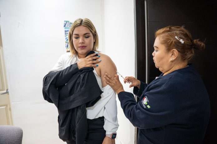 Refuerza Castaños acciones preventivas con módulo de vacunación gratuita