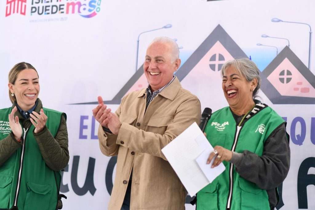 Román Cepeda entrega rehabilitación de cancha de usos múltiples en Nueva Rosita