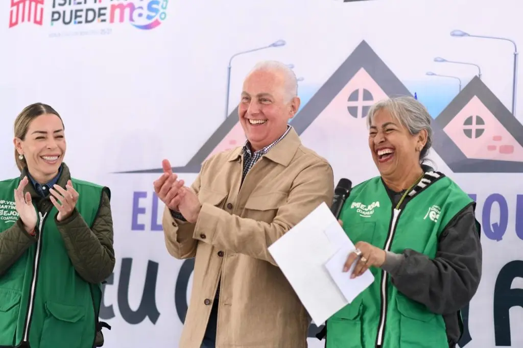 Román Cepeda entrega rehabilitación de cancha de usos múltiples en Nueva Rosita