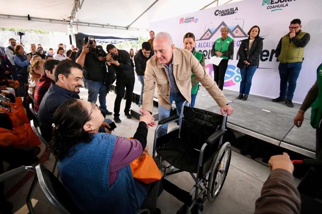 Román Cepeda entrega rehabilitación de cancha de usos múltiples en Nueva Rosita