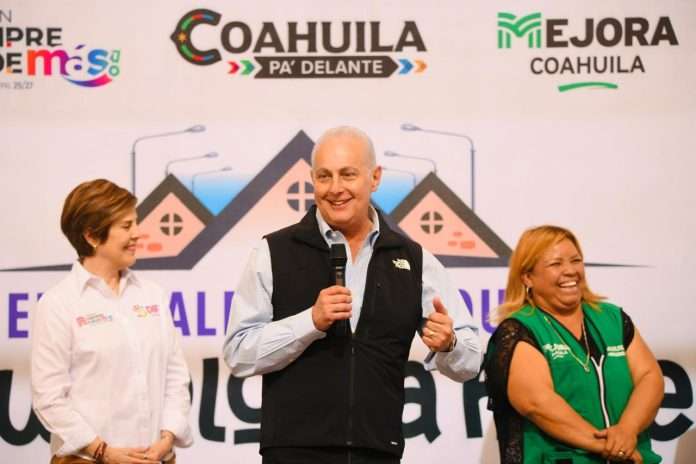 Román Cepeda entrega techumbre en la colonia Braulio Fernández Aguirre