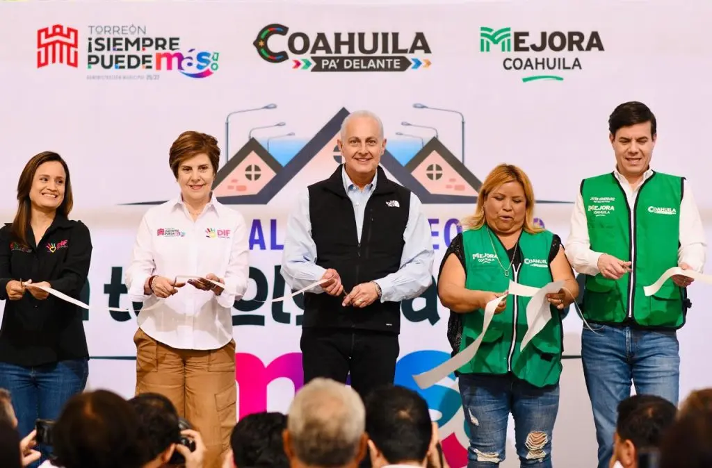 Román Cepeda entrega techumbre en la colonia Braulio Fernández Aguirre