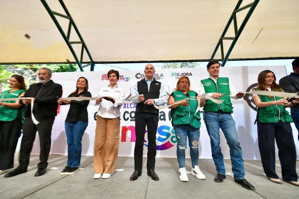 Román Cepeda entrega techumbre en la colonia Braulio Fernández Aguirre