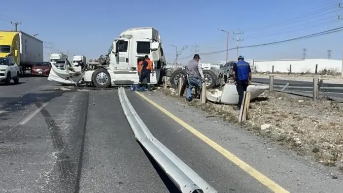 Tractocamión se vuelca