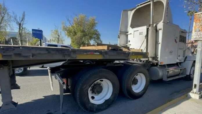 Tráiler y camión de ruta chocan