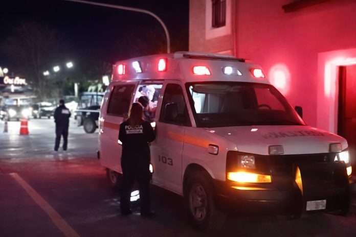 Motociclista y su acompañante terminaron en el pavimento tras derrapar en la calle Hidalgo
