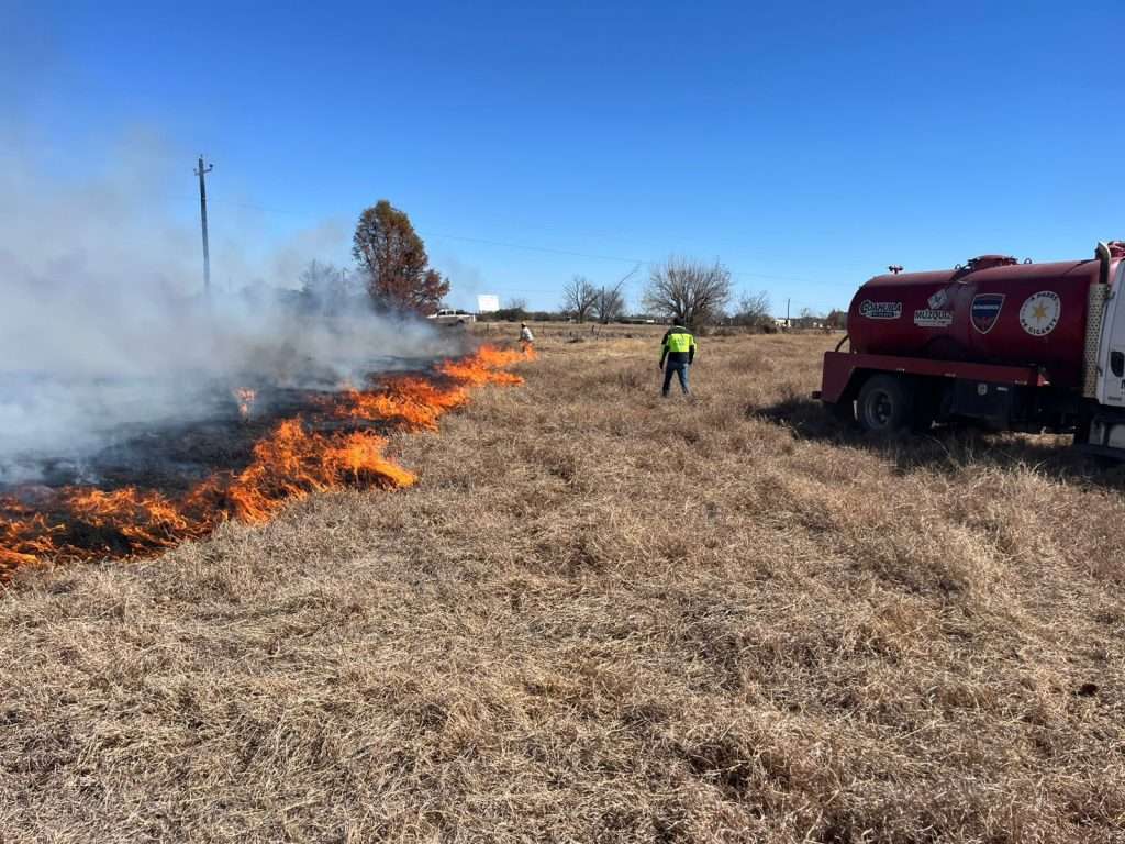 Bomberos y Protección Civil de Múzquiz atendieron hasta 10 incendios de pastizales en un solo día