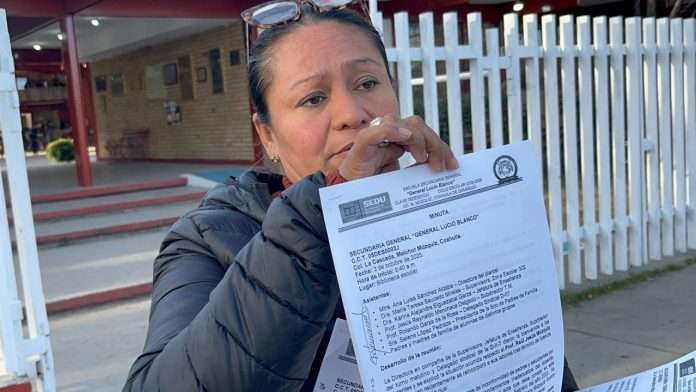 Padres de familia de la secundaria Lucio Blanco en Múzquiz se manifiestan para impedir el regreso de un docente