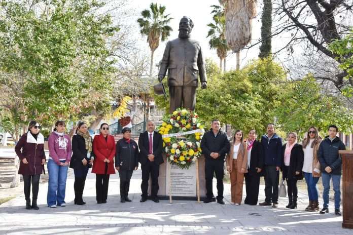 Alcalde Víctor Leija Vega y autoridades municipales en el monumento a Venustiano Carranza en Cuatro Ciénegas.