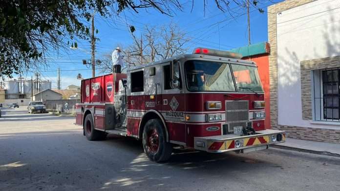 Conato de incendio provocado por corto circuito moviliza a bomberos en la colonia El Aguacate de Múzquiz