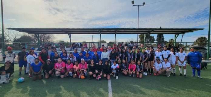 el Prof. Gerardo Múzquiz Loo, Director de Fomento Deportivo, tomó la protesta deportiva a las y los jugadores