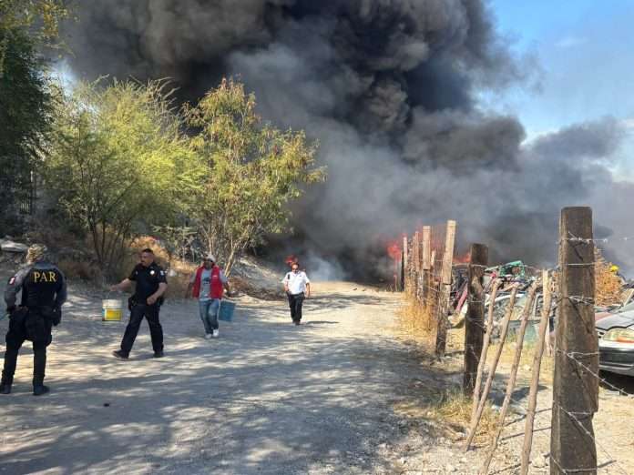 Voraz incendio consume yonke en el Sector el Pueblo en Monclova