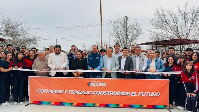 Entrega municipio obra de barda perimetral en la Escuela Normal Experimental de Acuña