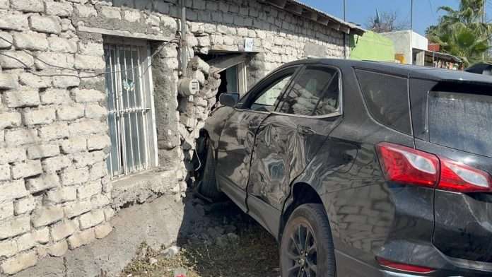 Conductora omite alto en sector La Ford de Múzquiz y se impacta contra vivienda.