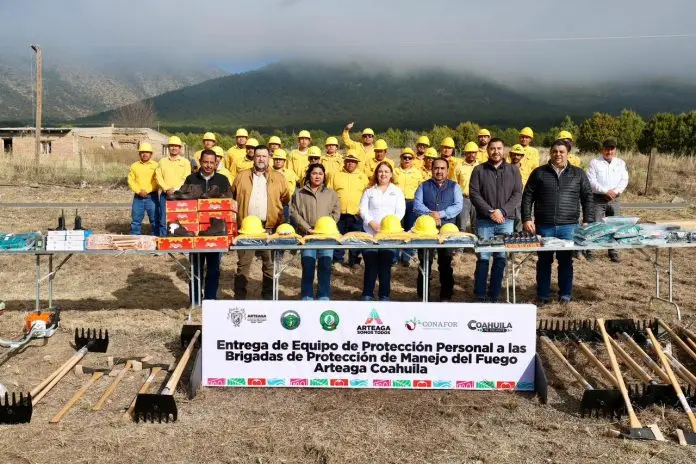 La alcaldesa Ana Karen Sánchez Flores encabezó la entrega de herramientas y equipo de protección a brigadistas en Los Lirios.