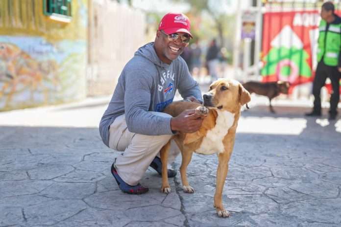 El exjugador de la NFL, Gabe Northern, adoptó un perro en el Parque Urdiñola y reconoció las políticas de bienestar animal implementadas por el gobierno de Javier Díaz.
