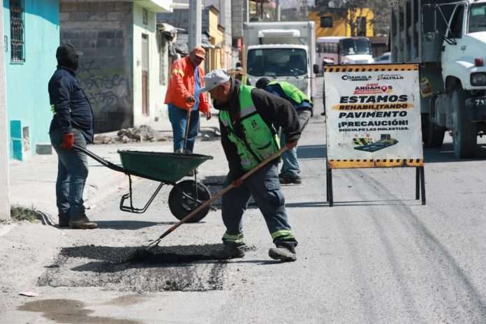 El alcalde Javier Díaz supervisó la aplicación de nueva carpeta asfáltica en la colonia Universidad Pueblo.