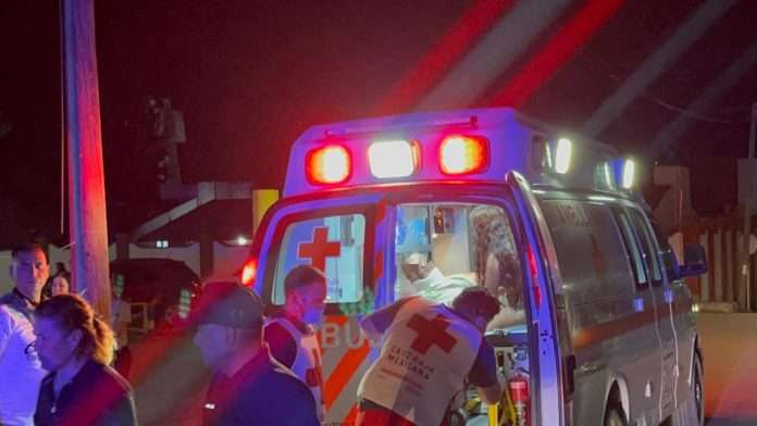 Hombre de 50 años choca su Toyota Tacoma contra autolavado en Melchor Múzquiz