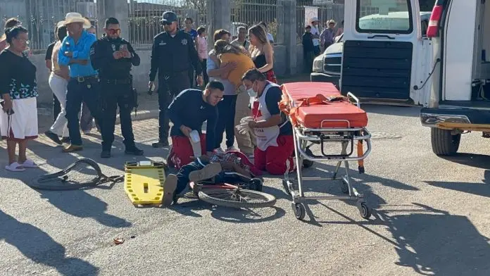 Ciclista resulta con posible fractura de pelvis tras ser arrollado en colonia Del Sol en Múzquiz