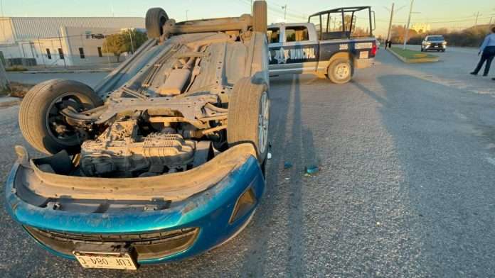 Padre e hijo sobreviven a volcadura en el bulevar Melchor Múzquiz