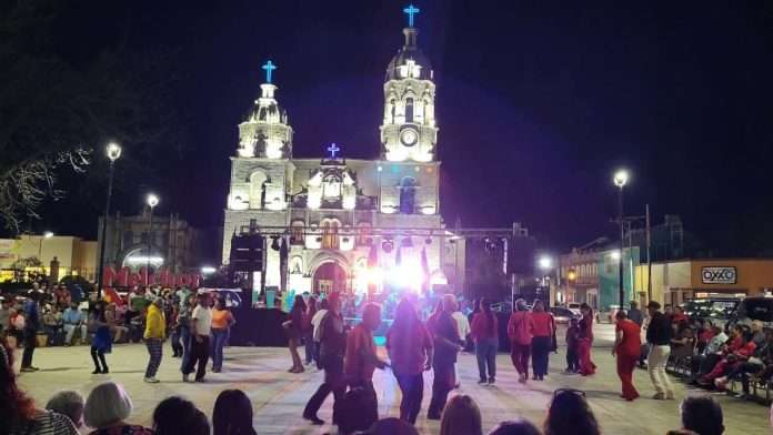 La Plaza Principal Miguel Hidalgo fue el escenario donde cientos de asistentes disfrutaron de una alegre velada amenizada por el Grupo FANS