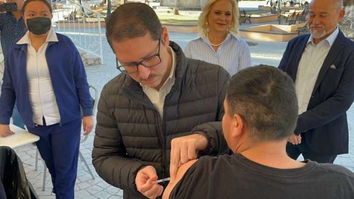 Gobierno municipal de Múzquiz y Jurisdicción Sanitaria 3 realizan campaña intensiva contra el sarampión en la plaza principal.