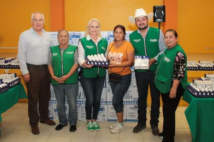 La alcaldesa Laura Jiménez Gutiérrez acompañó al equipo de Mejora Coahuila en la entrega realizada en diversos barrios de la Villa de Palaú