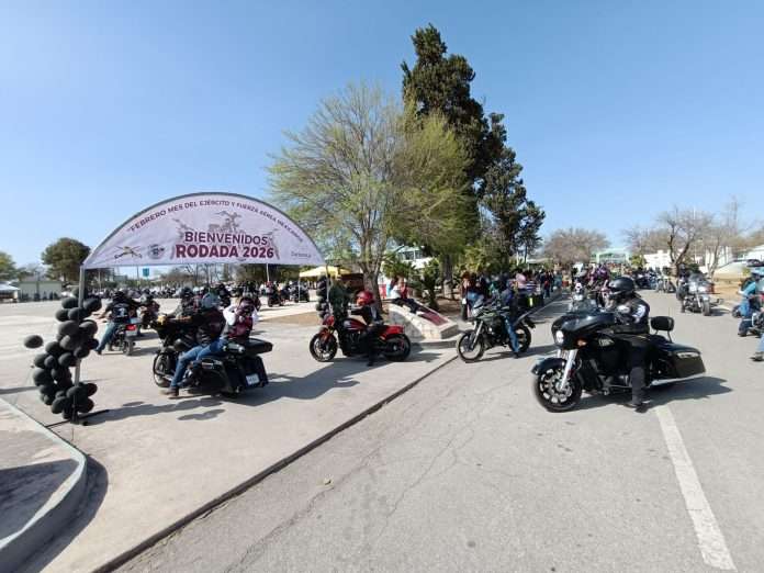 Conmemoran el Mes del Ejército Mexicano con rodada y carrera en Múzquiz Más de 250 motociclistas participaron en la Primera Rodada 2026 y carrera 5K y 10K en el 14 Regimiento En el marco de las festividades del mes de febrero dedicadas al Ejército y Fuerza Aérea Mexicana, se celebró la Primera Edición de la Rodada Motociclista 2026 y la Tercera Carrera Atlética 5 y 10 kilómetros en las instalaciones del 14° Regimiento de Caballería en Múzquiz. La rodada conmemorativa inició en Ciudad Acuña, atravesó Piedras Negras y culminó en el 14° Regimiento de Caballería Motorizado. Más de 250 motociclistas se sumaron al recorrido, transitando más de 300 kilómetros de carretera en una muestra de respeto y reconocimiento a las Fuerzas Armadas. La jornada culminó con la tercera edición de la carrera 5K y 10K, realizada con el apoyo del equipo Urban Trail, evento que reunió a corredores locales y regionales. La actividad fue abierta al público y contó con la coordinación de la administración municipal encabezada por la alcaldesa Laura Jimenez Gutierrez, cuerpos de emergencia y autoridades además de la participación del corredor artesanal de Múzquiz, donde se ofrecieron productos típicos de la región. Con estas acciones se fortalece el vínculo entre sociedad y fuerzas armadas, promoviendo el deporte, la convivencia y el orgullo institucional durante el Mes del Ejército y Fuerza Aérea de México.