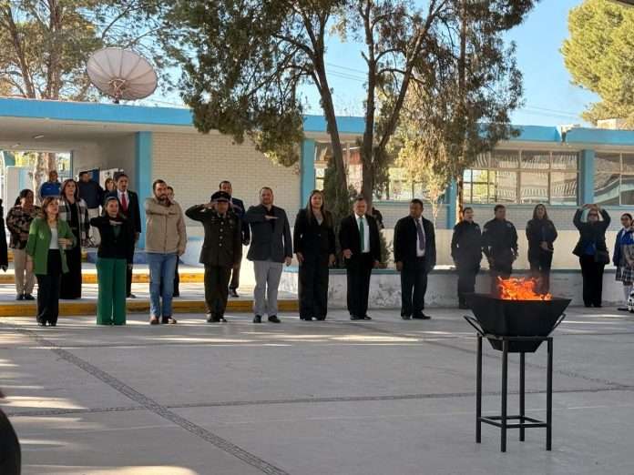 Conmemoran el Día de la Bandera en Monclova con incineración de lábaros