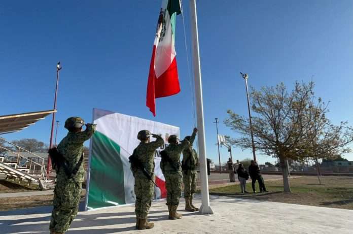Autoridades encabezadas por Laura Jiménez Gutiérrez conmemoraron el Día de la Bandera en la Macroplaza de Melchor Múzquiz