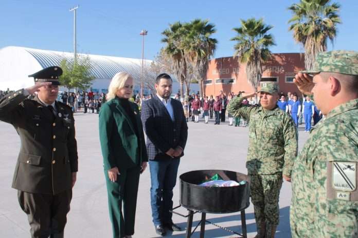 Autoridades encabezadas por Laura Jiménez Gutiérrez conmemoraron el Día de la Bandera en la Macroplaza de Melchor Múzquiz