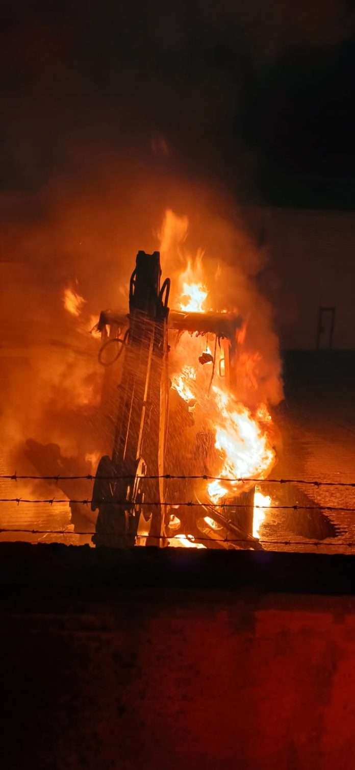 Una retroexcavadora se incendió por presunto corto circuito la madrugada de este jueves en Múzquiz.