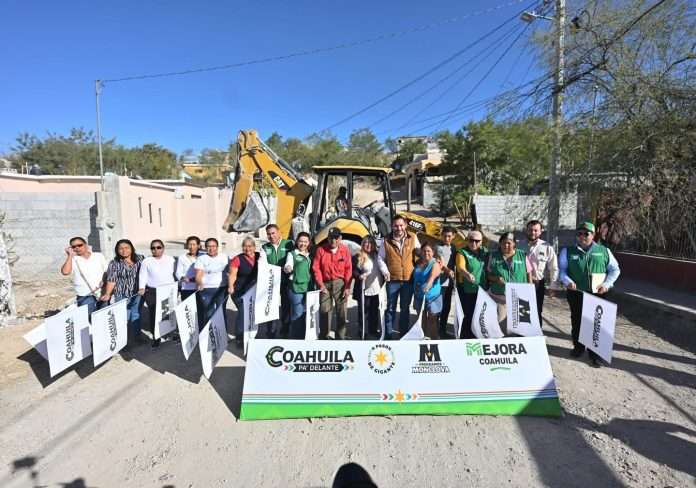 Arranca Carlos Villarreal obra de pavimentación en Monclova en la colonia Lucrecia Solano