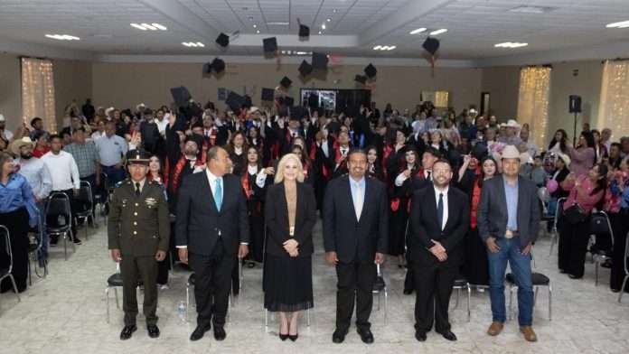 Durante la ceremonia, la presidenta municipal Laura Jiménez Gutiérrez participó como madrina de generación