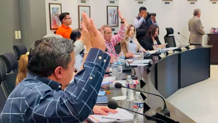 Avala Cabildo subsidios, programas del DIF y licencias de regidores